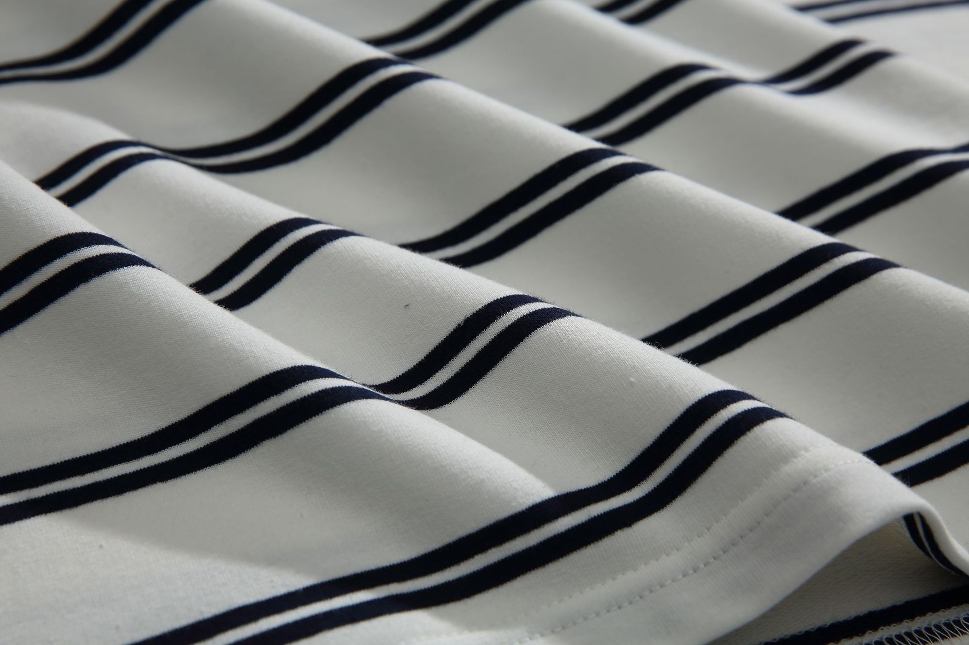Color blocking striped round neck short sleeved casual T-shirt for men and women