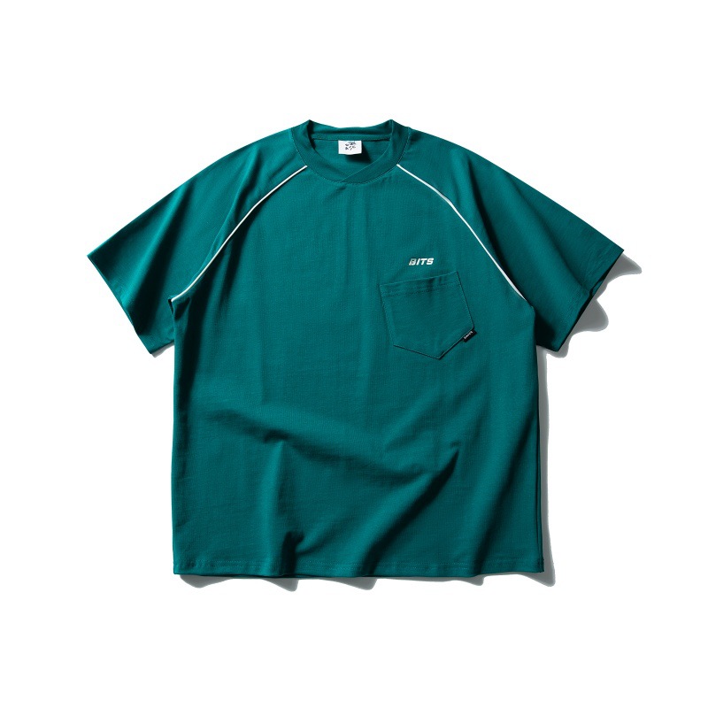 Loose shoulder length short sleeves with wrapped edge and patch pocket design