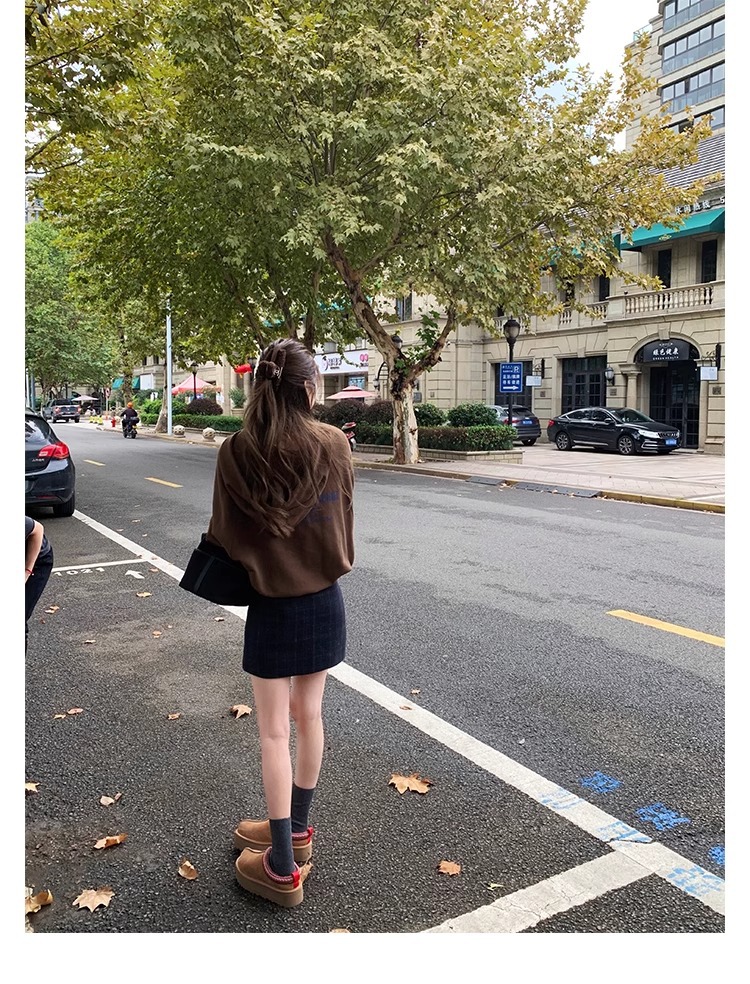 Supermodel celebrities wear the same low cut ethnic wind and snow boots for women, with one foot on plush shoes and thick soled cotton slippers for autumn and winter
