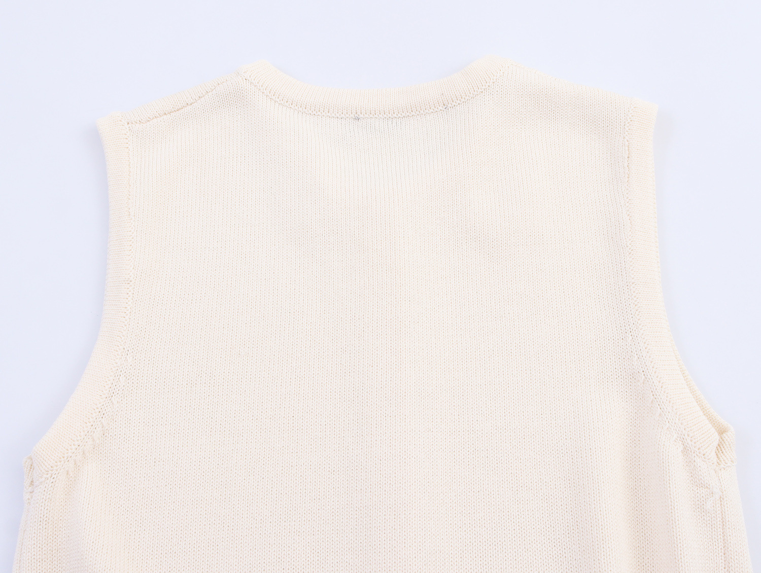 V-neck sleeveless single breasted sweater with belt and knitted top for women