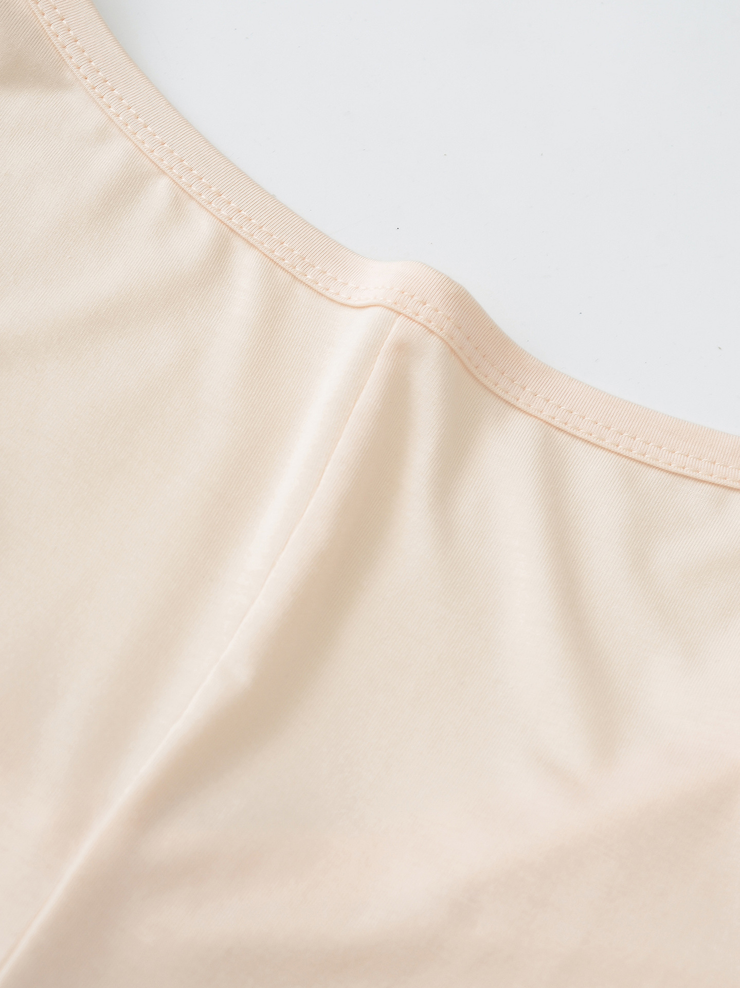 V-neck ribbon pleated slim fit short sleeved T-shirt