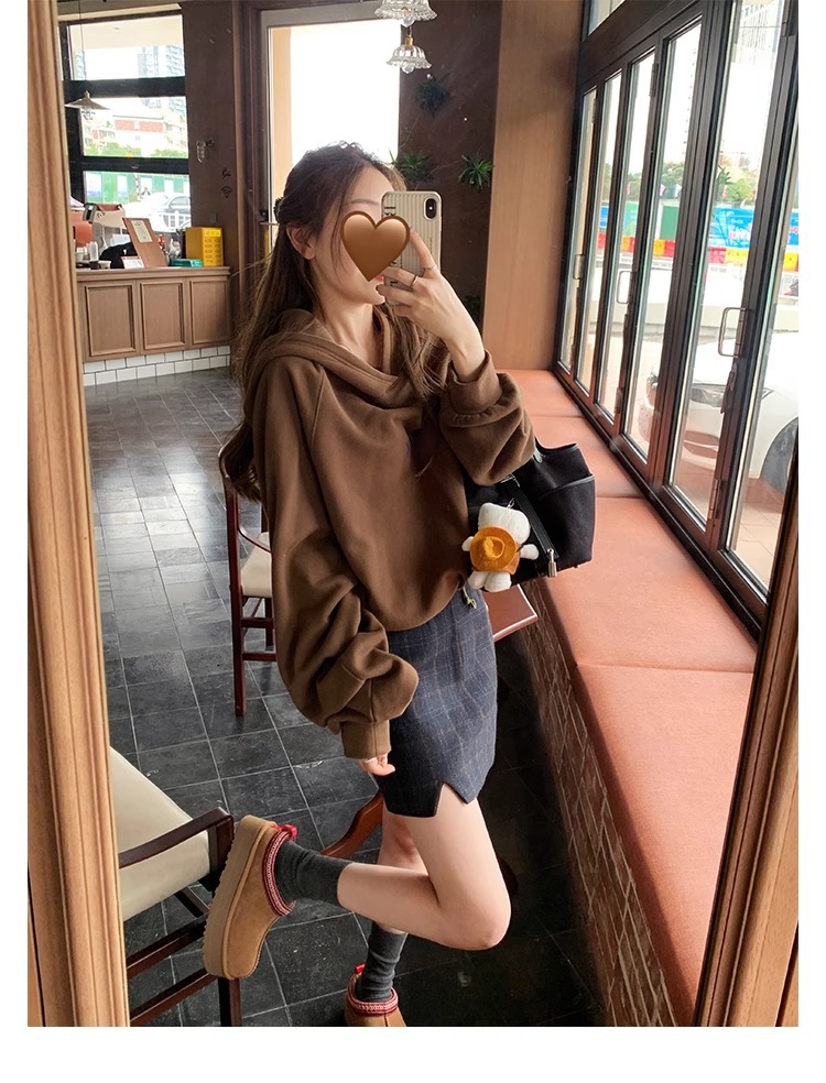 Supermodel celebrities wear the same low cut ethnic wind and snow boots for women, with one foot on plush shoes and thick soled cotton slippers for autumn and winter