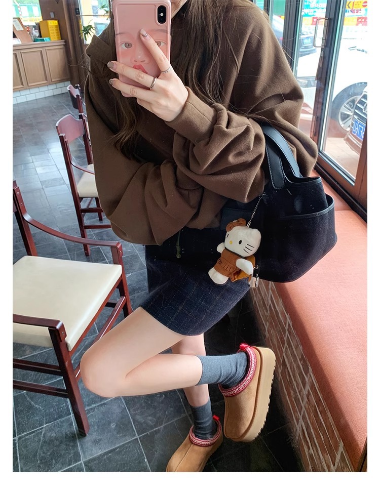 Supermodel celebrities wear the same low cut ethnic wind and snow boots for women, with one foot on plush shoes and thick soled cotton slippers for autumn and winter