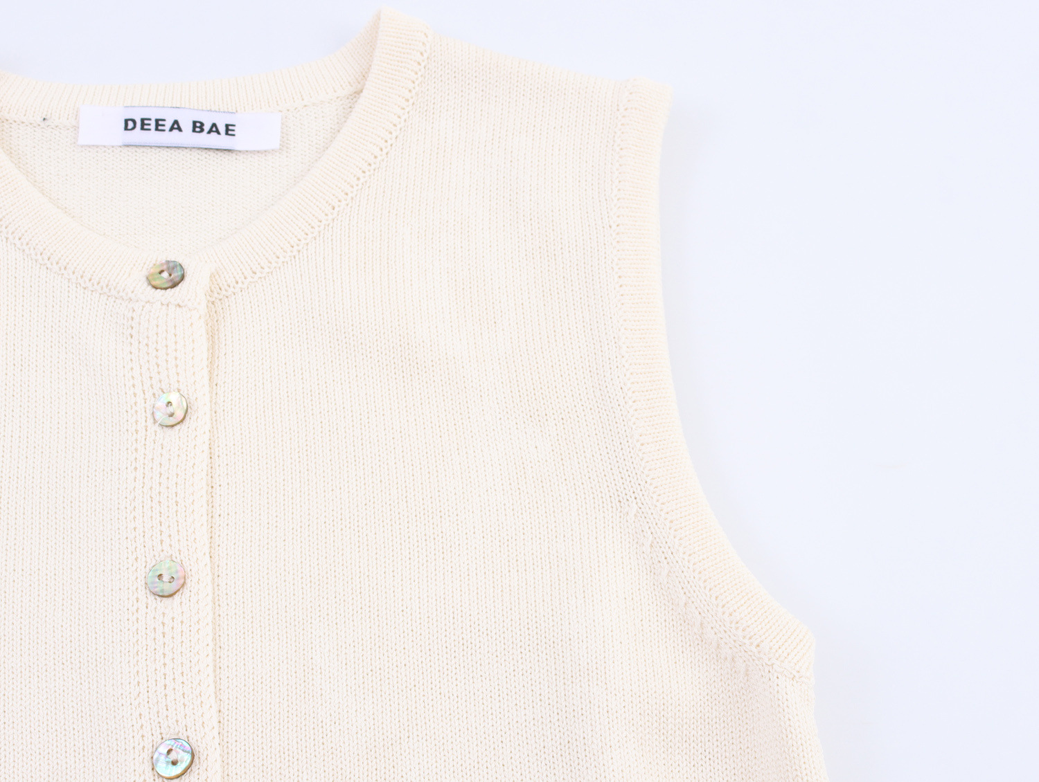 V-neck sleeveless single breasted sweater with belt and knitted top for women
