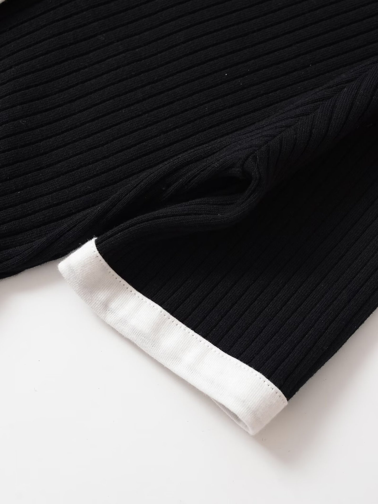 V-neck short sleeved contrasting border short knit dress