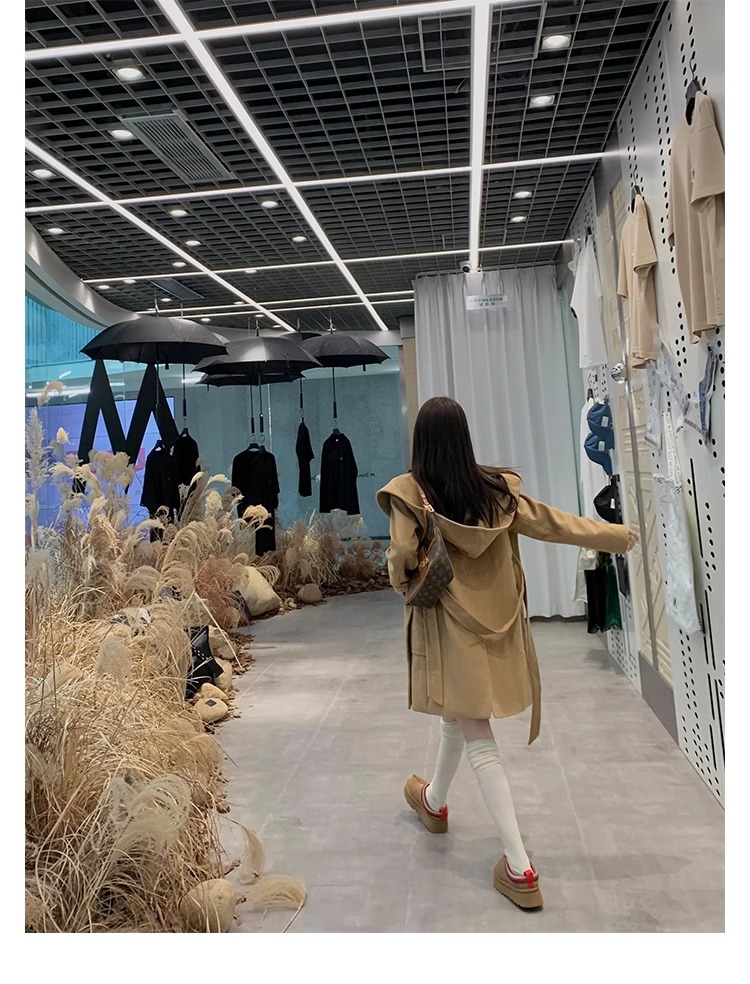 Supermodel celebrities wear the same low cut ethnic wind and snow boots for women, with one foot on plush shoes and thick soled cotton slippers for autumn and winter