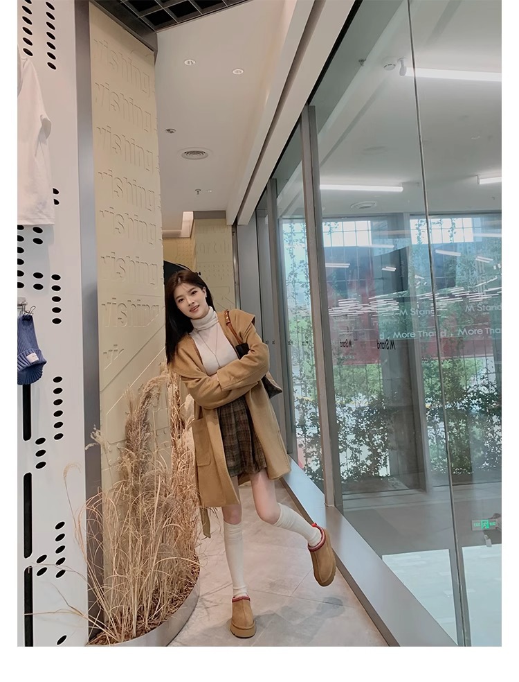 Supermodel celebrities wear the same low cut ethnic wind and snow boots for women, with one foot on plush shoes and thick soled cotton slippers for autumn and winter