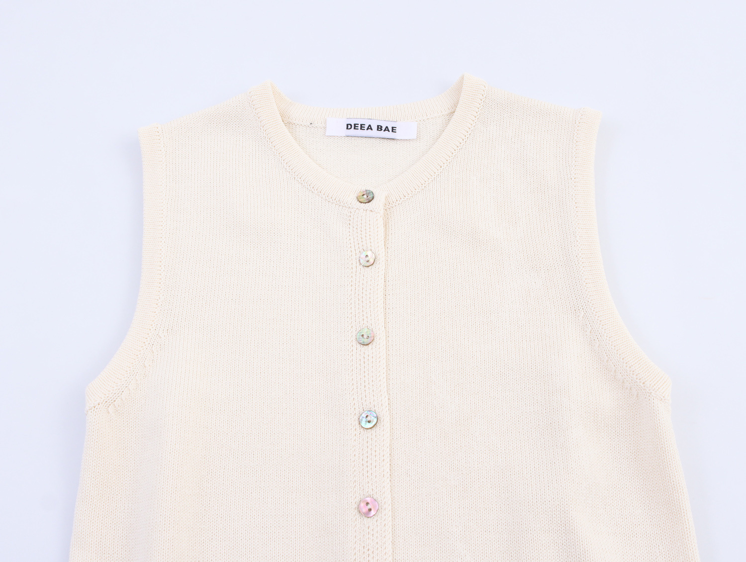 V-neck sleeveless single breasted sweater with belt and knitted top for women