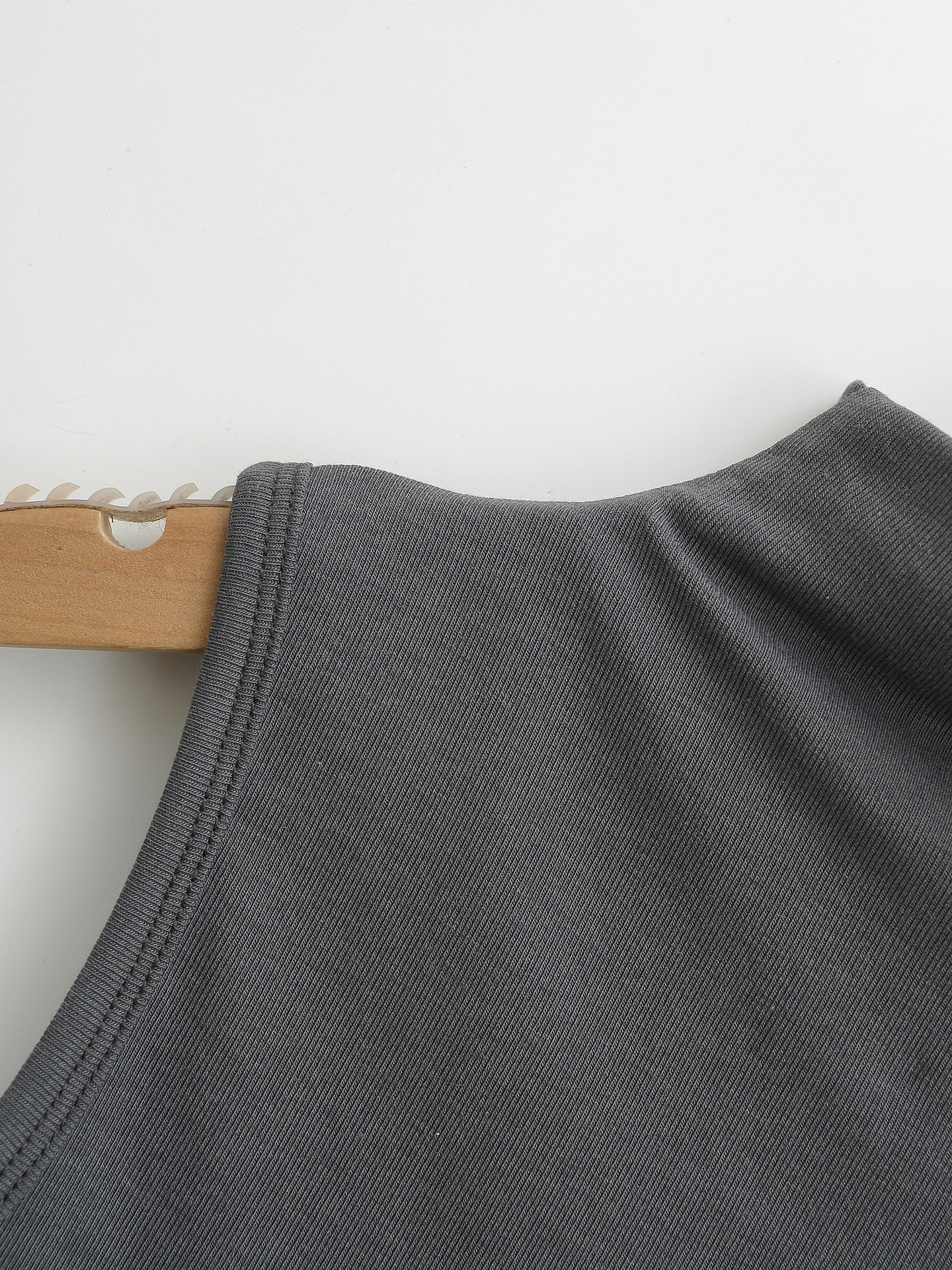 Elastic Fitted Half-high Neck Inner Wear Crop Top