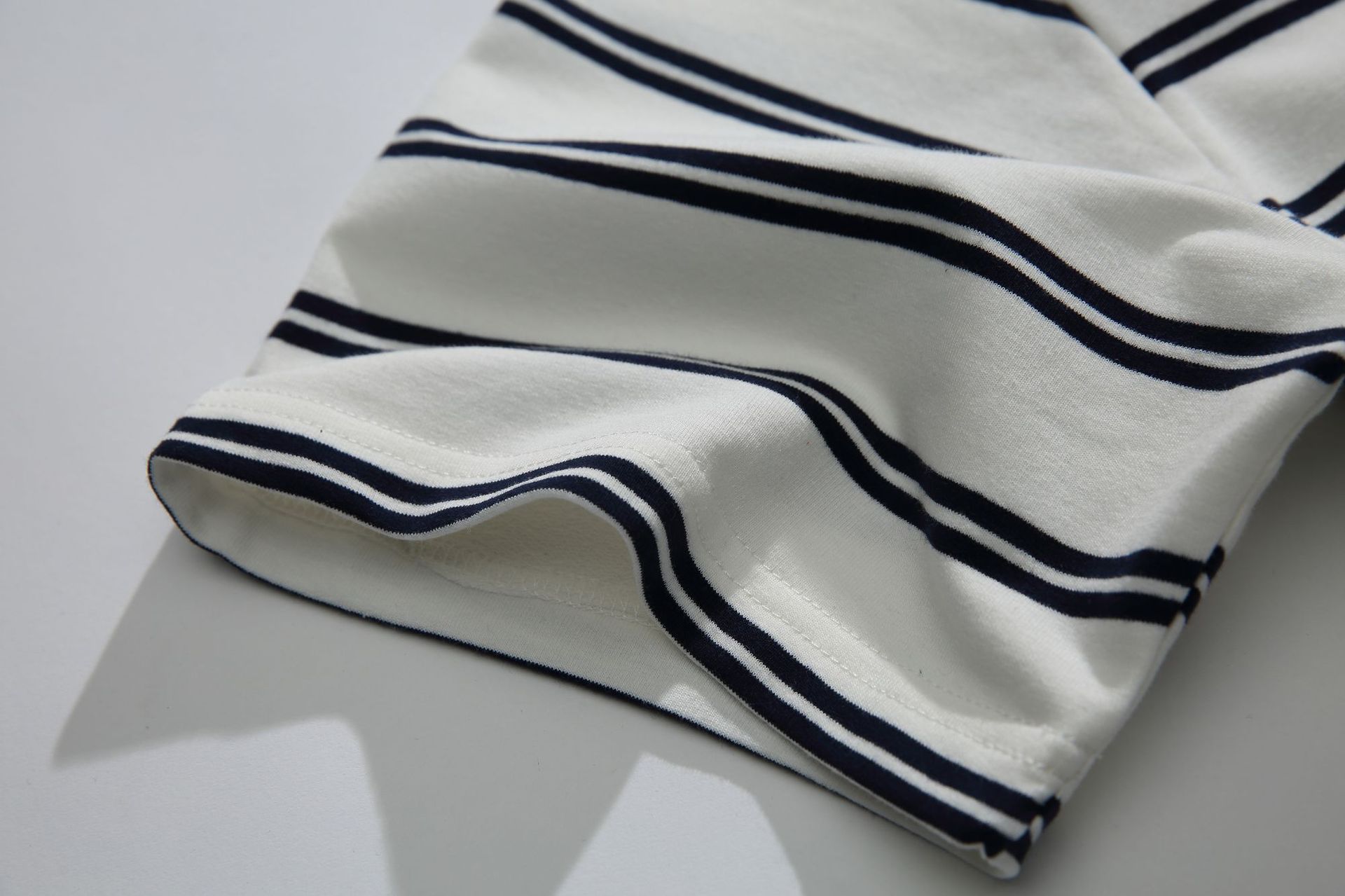 Color blocking striped round neck short sleeved casual T-shirt for men and women