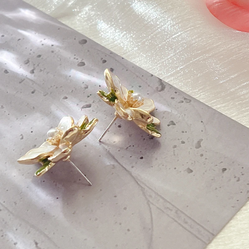 Vintage Imitation Pearl Delicate Painted Flower Alloy Stud Earrings Elegant Office Earring for Women Jewelry
