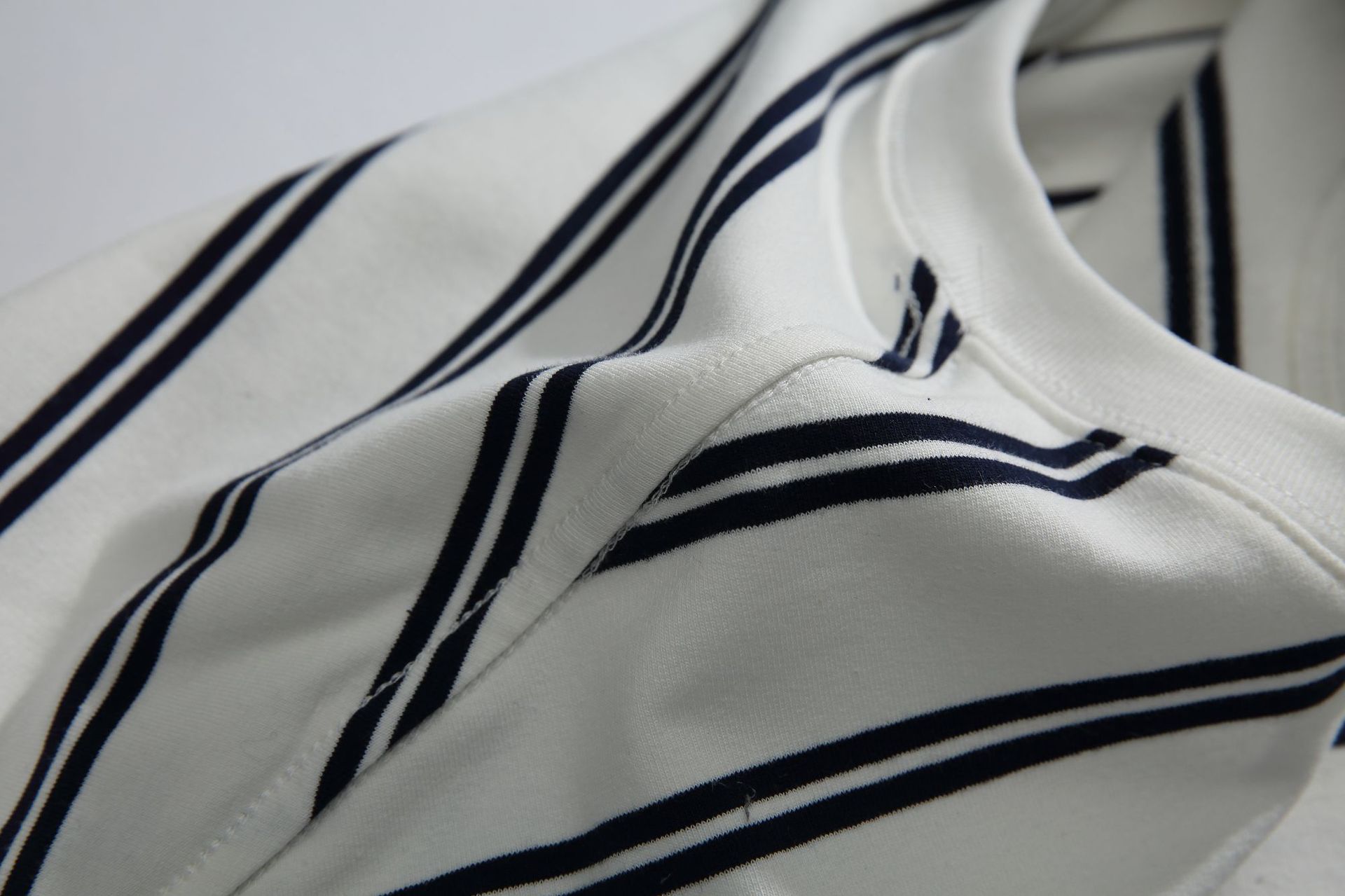 Color blocking striped round neck short sleeved casual T-shirt for men and women