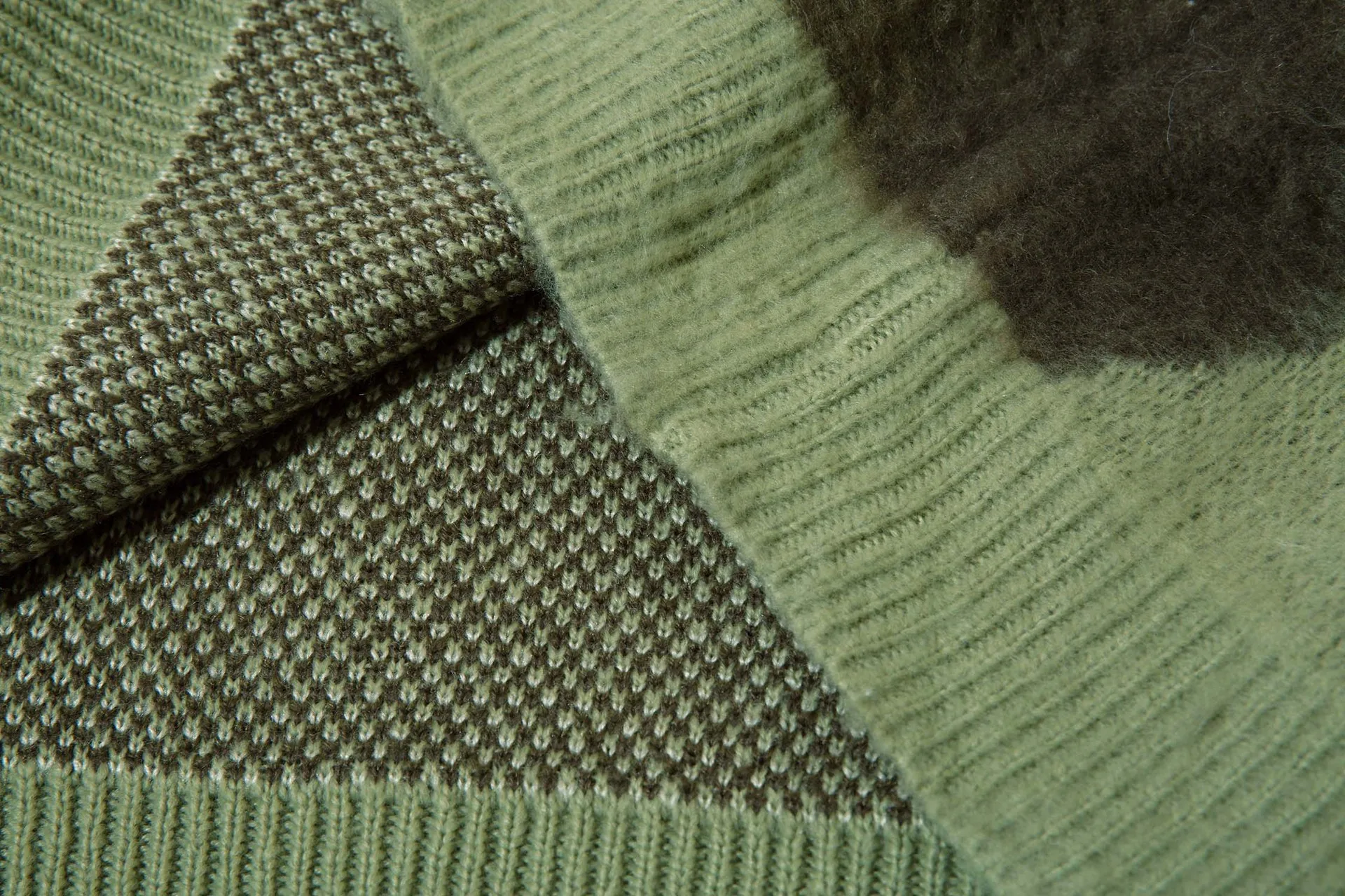 Men's Relaxed Fit Colorblock Crew Neck Sweater
