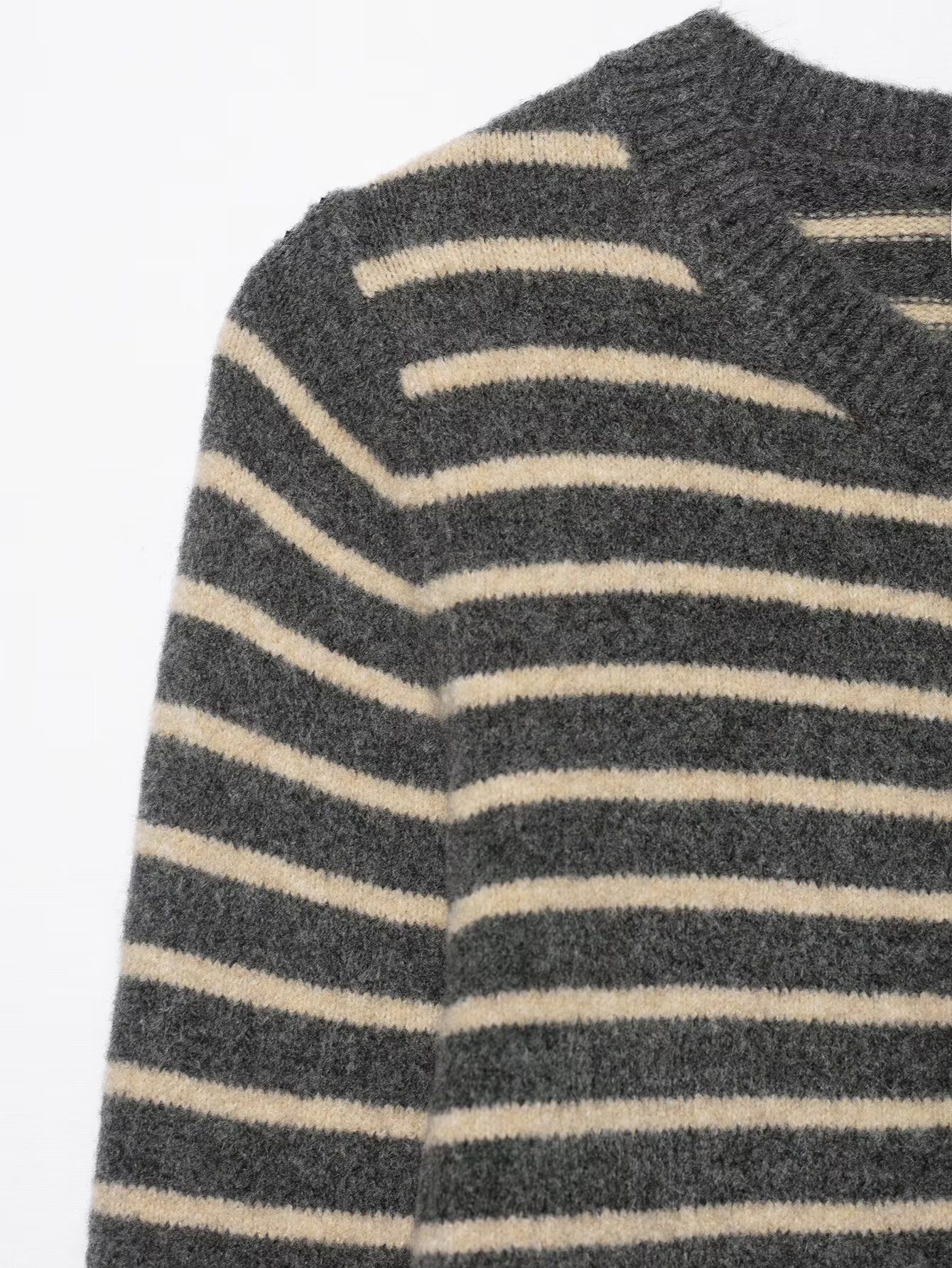 Round neck top with striped knitting