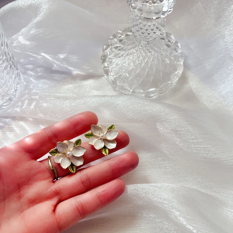 Vintage Imitation Pearl Delicate Painted Flower Alloy Stud Earrings Elegant Office Earring for Women Jewelry