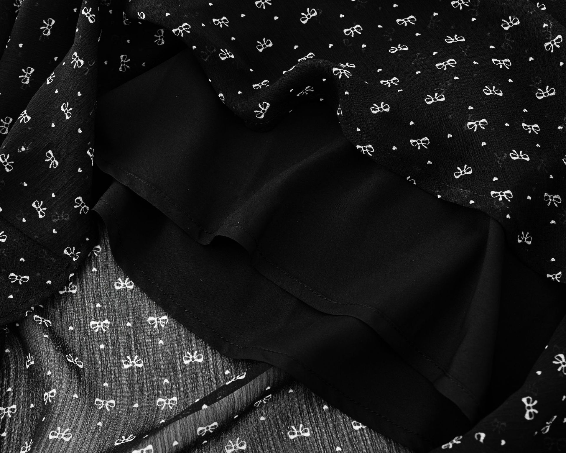 Black Base Floral Leaf Hemline Small Flutter Sleeve Waist-tightening Dress