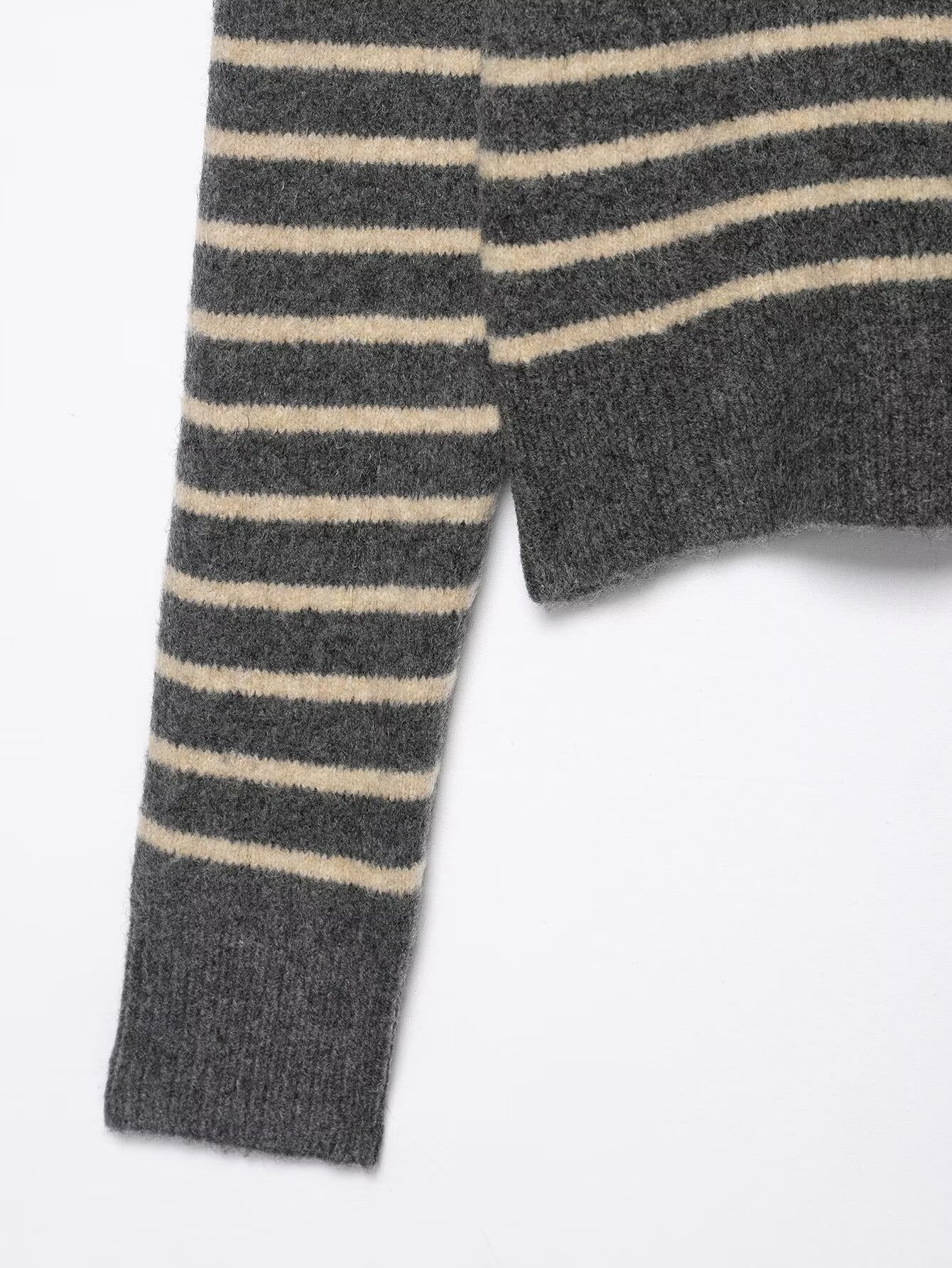 Round neck top with striped knitting