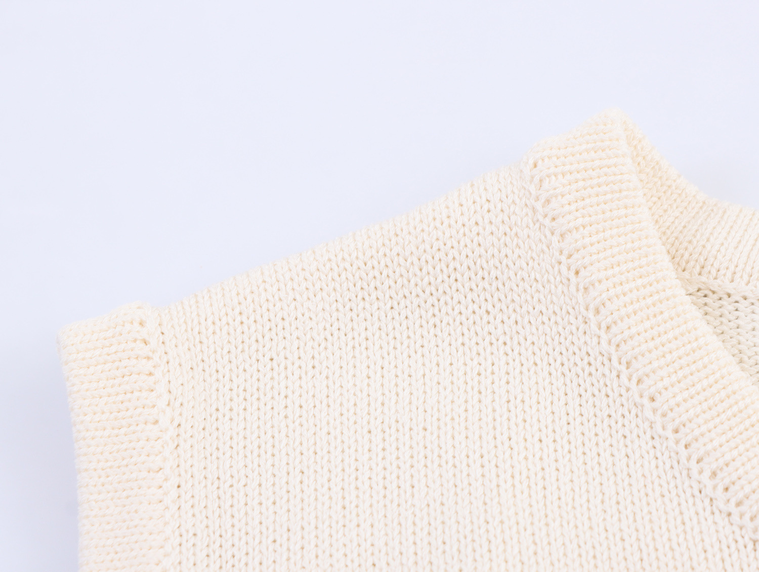 V-neck sleeveless single breasted sweater with belt and knitted top for women