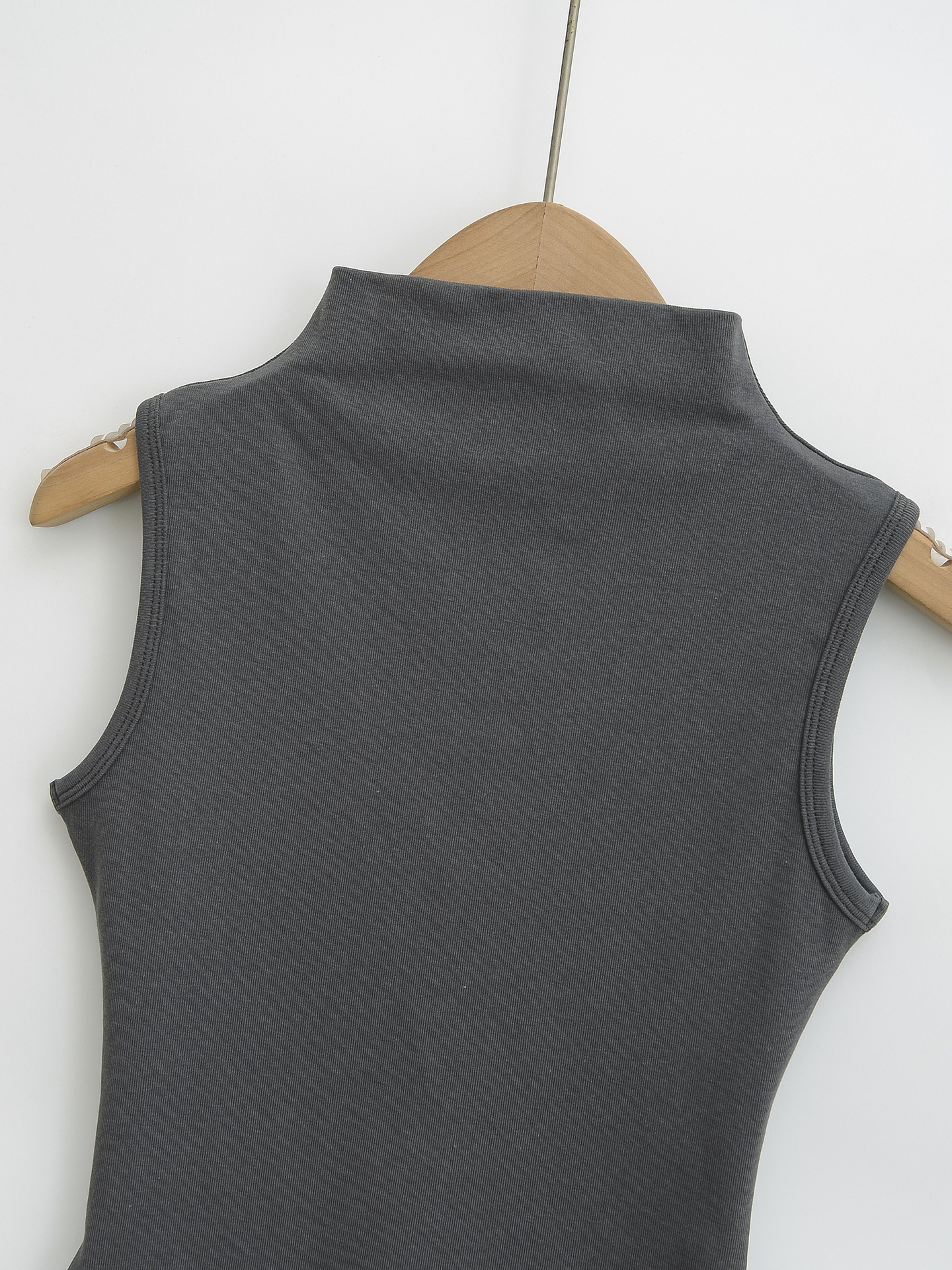 Elastic Fitted Half-high Neck Inner Wear Crop Top