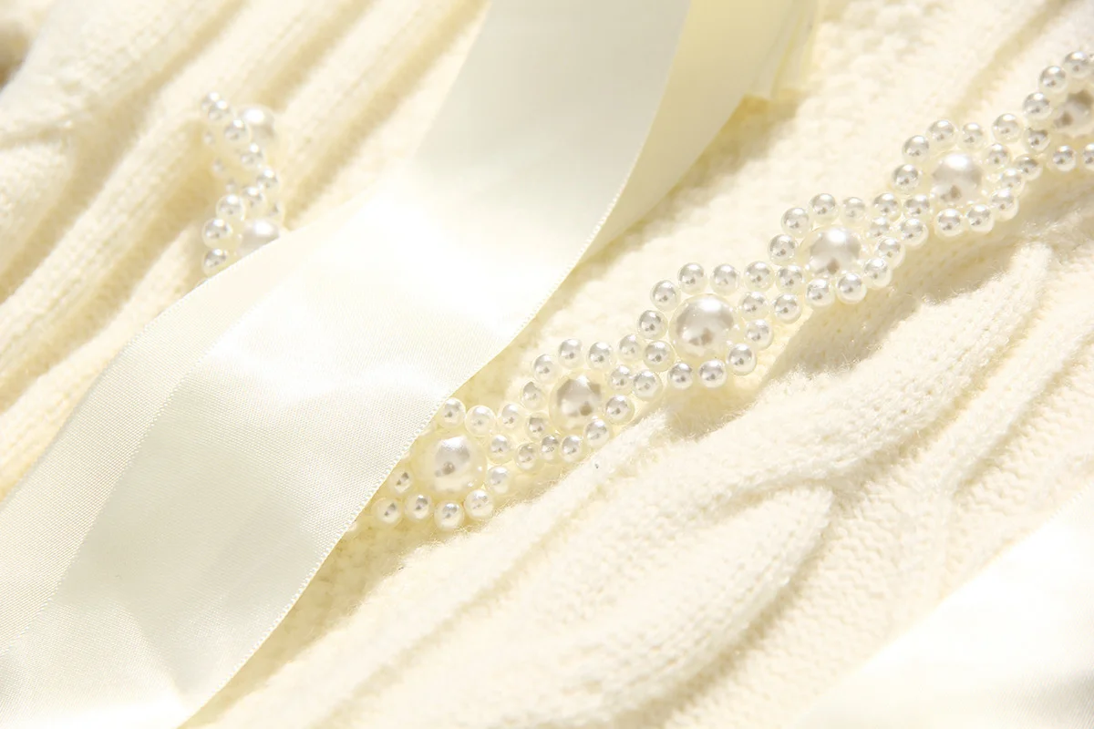 Cream O-Neck Sweater Hollow Bow Gem Link