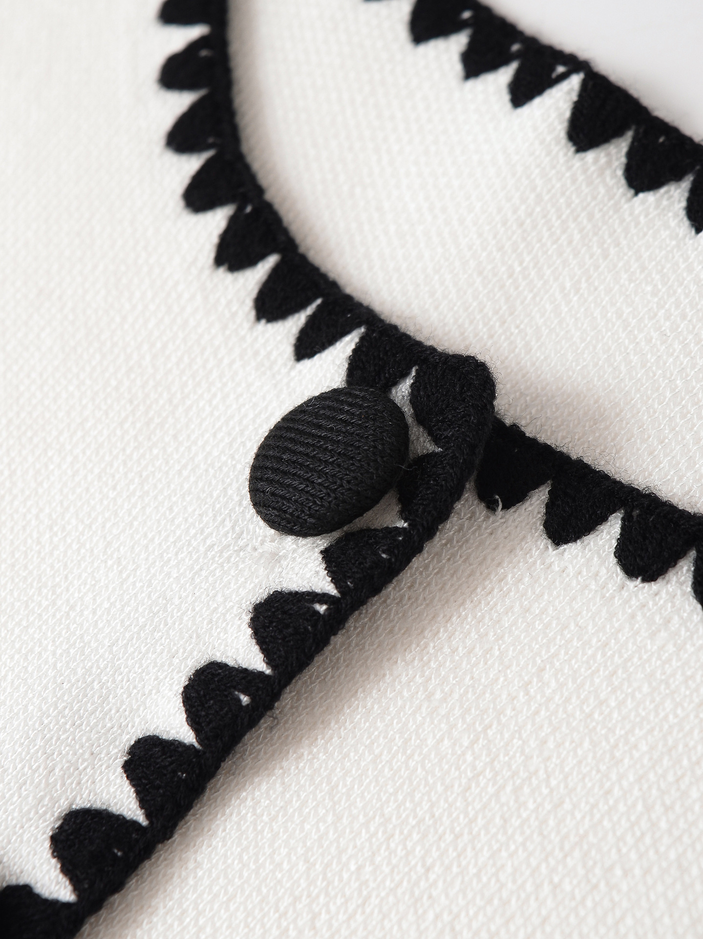 Fashion Round Neck Color Block Embroidery Knitted Vest
