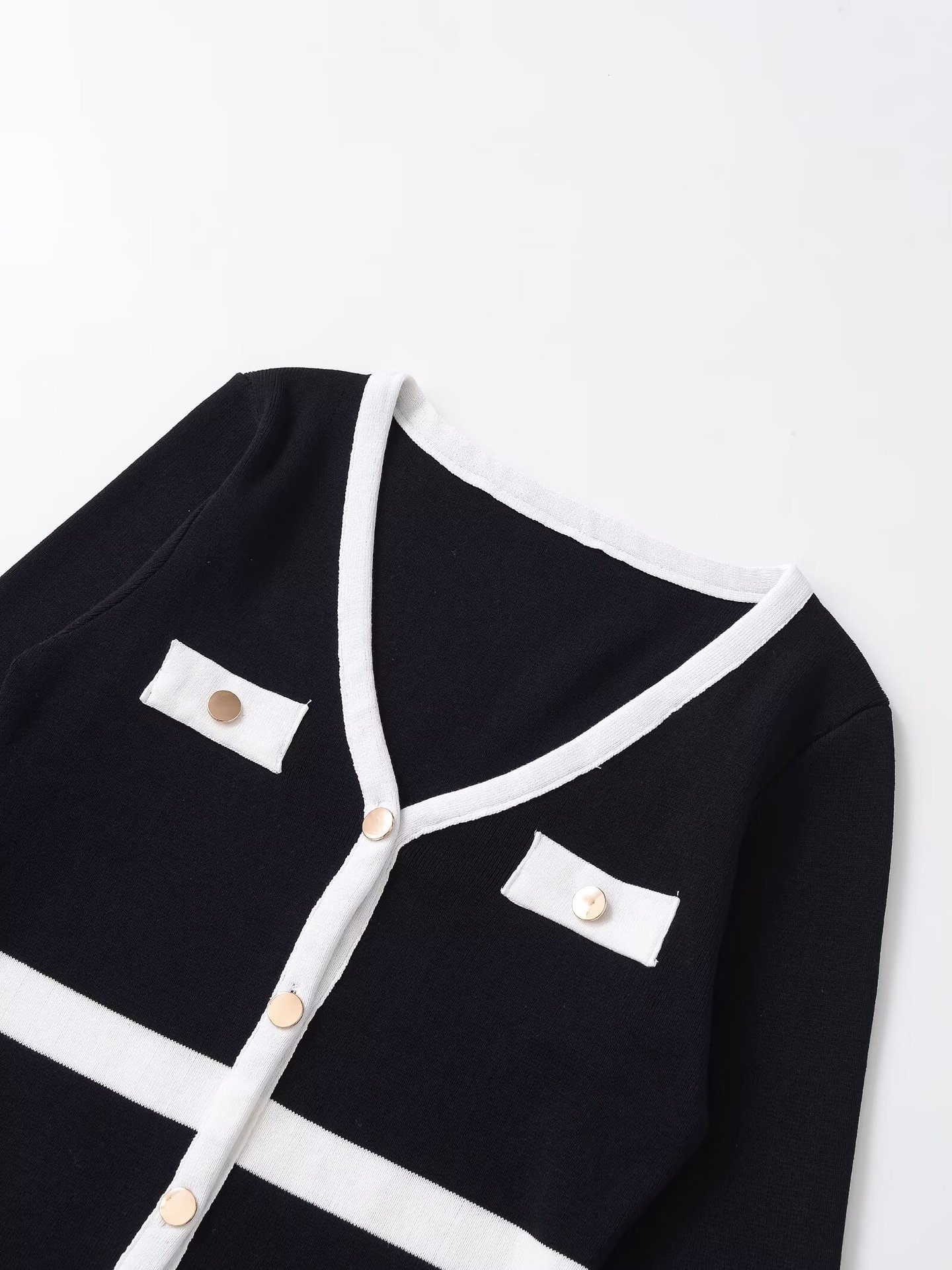 V-neck long sleeved soft contrasting cardigan