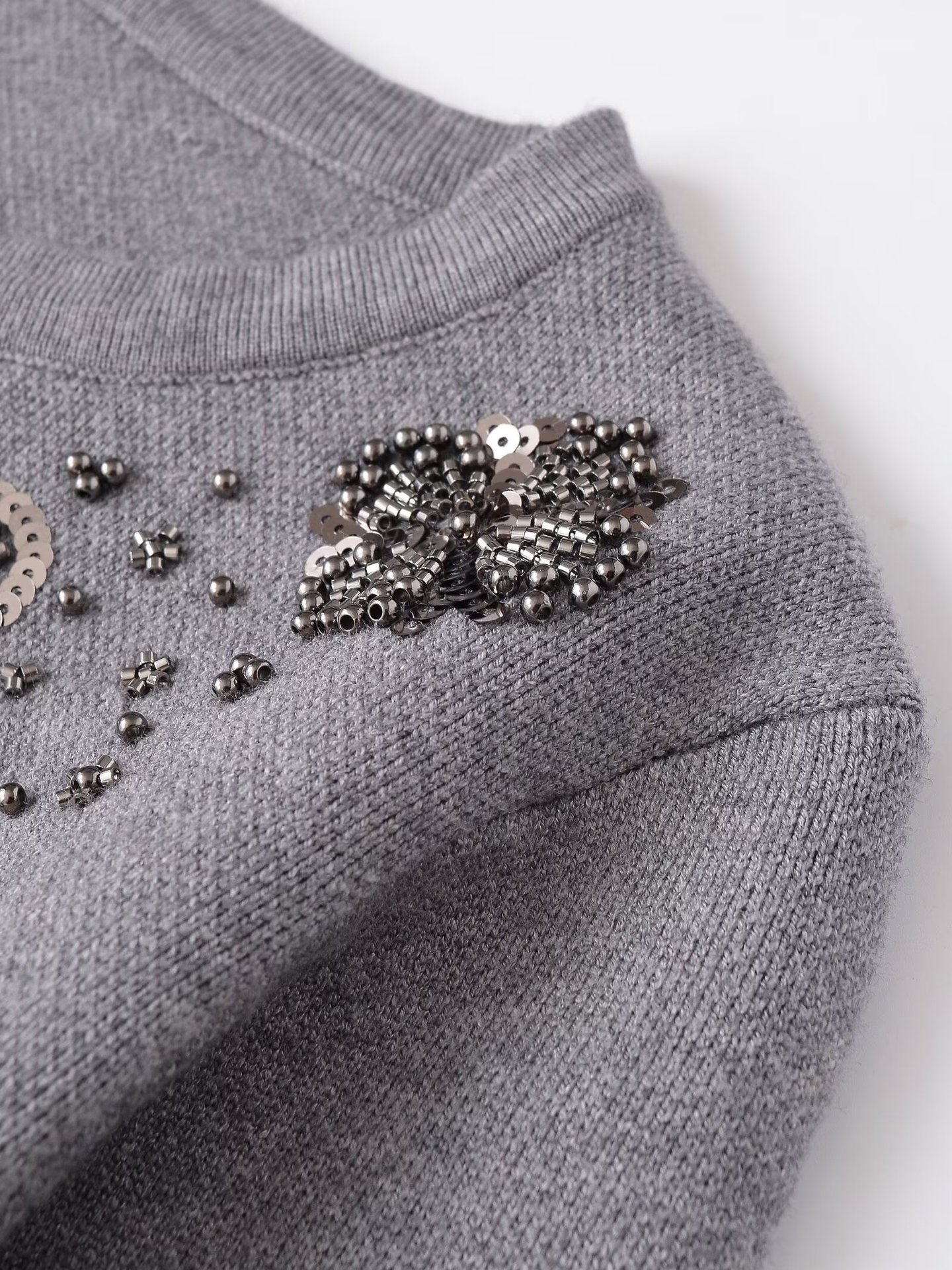 Round neck bead knitted jacket