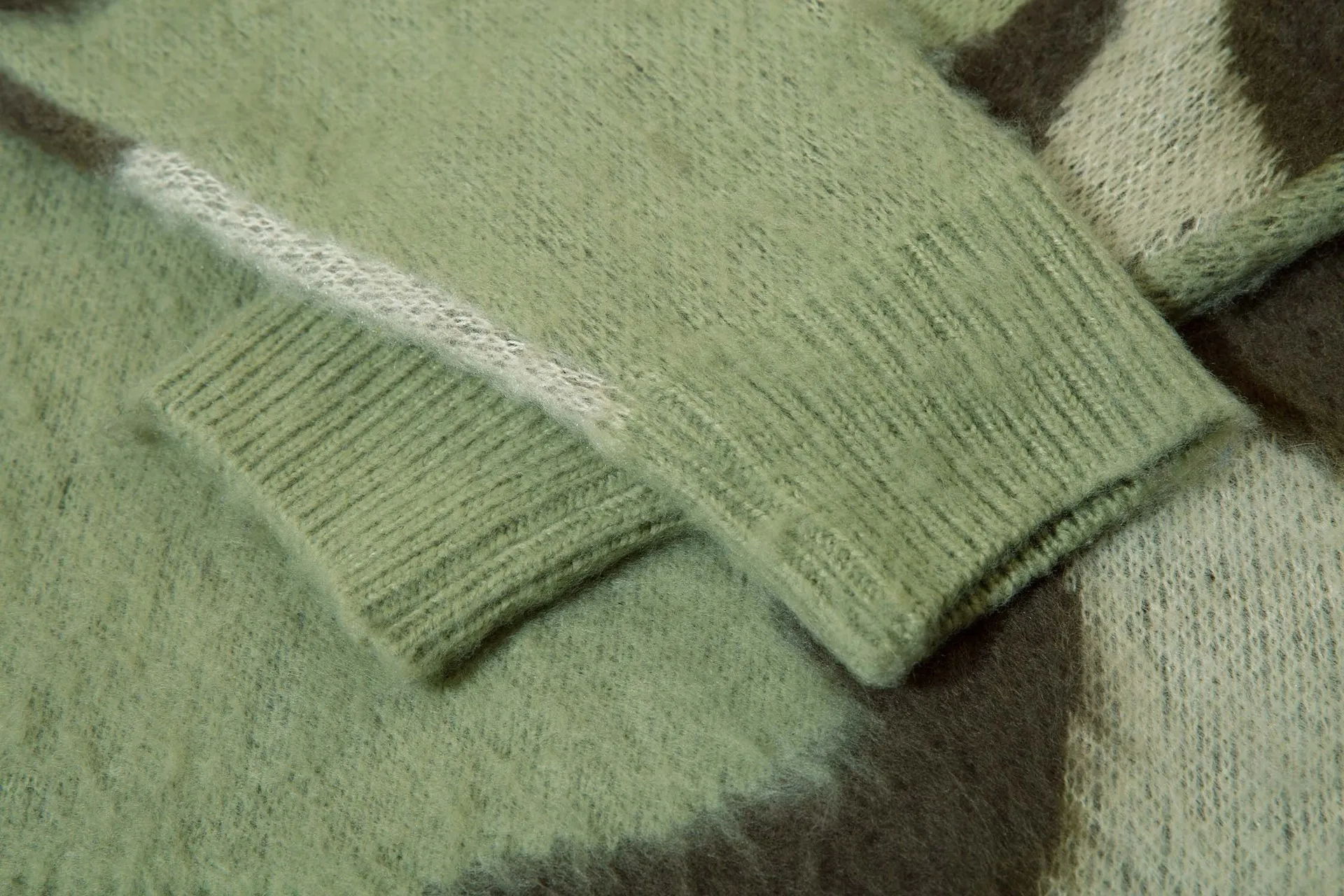 Men's Relaxed Fit Colorblock Crew Neck Sweater