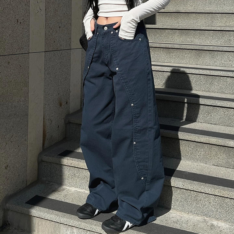 Retro rivet splicing design for split jeans