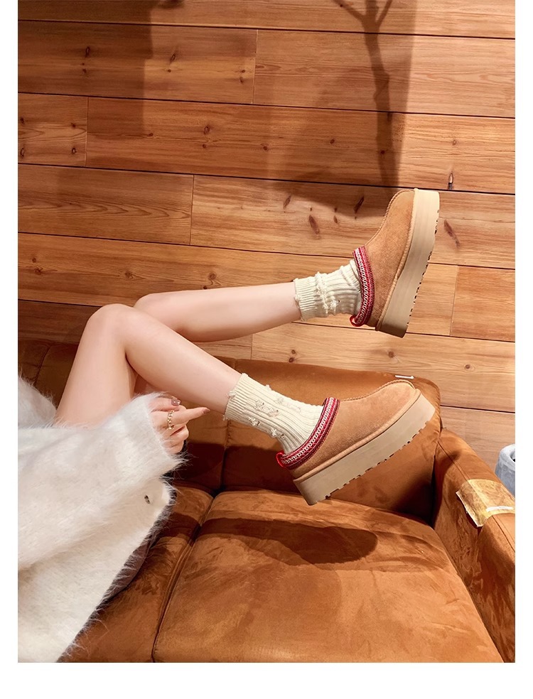 Supermodel celebrities wear the same low cut ethnic wind and snow boots for women, with one foot on plush shoes and thick soled cotton slippers for autumn and winter