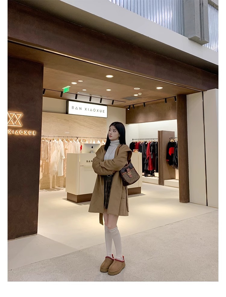 Supermodel celebrities wear the same low cut ethnic wind and snow boots for women, with one foot on plush shoes and thick soled cotton slippers for autumn and winter