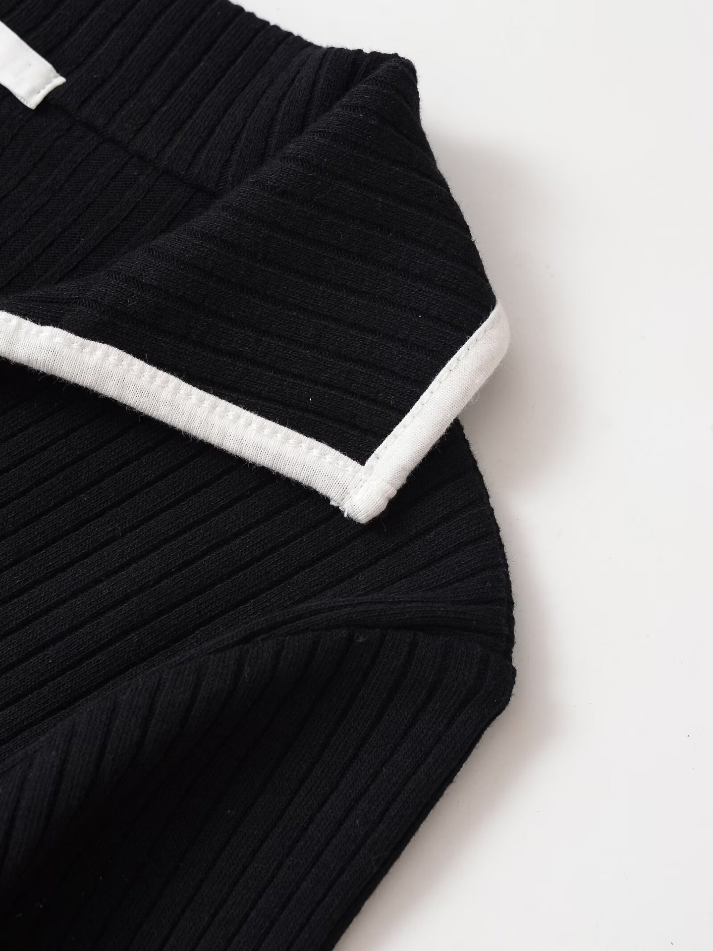 V-neck short sleeved contrasting border short knit dress