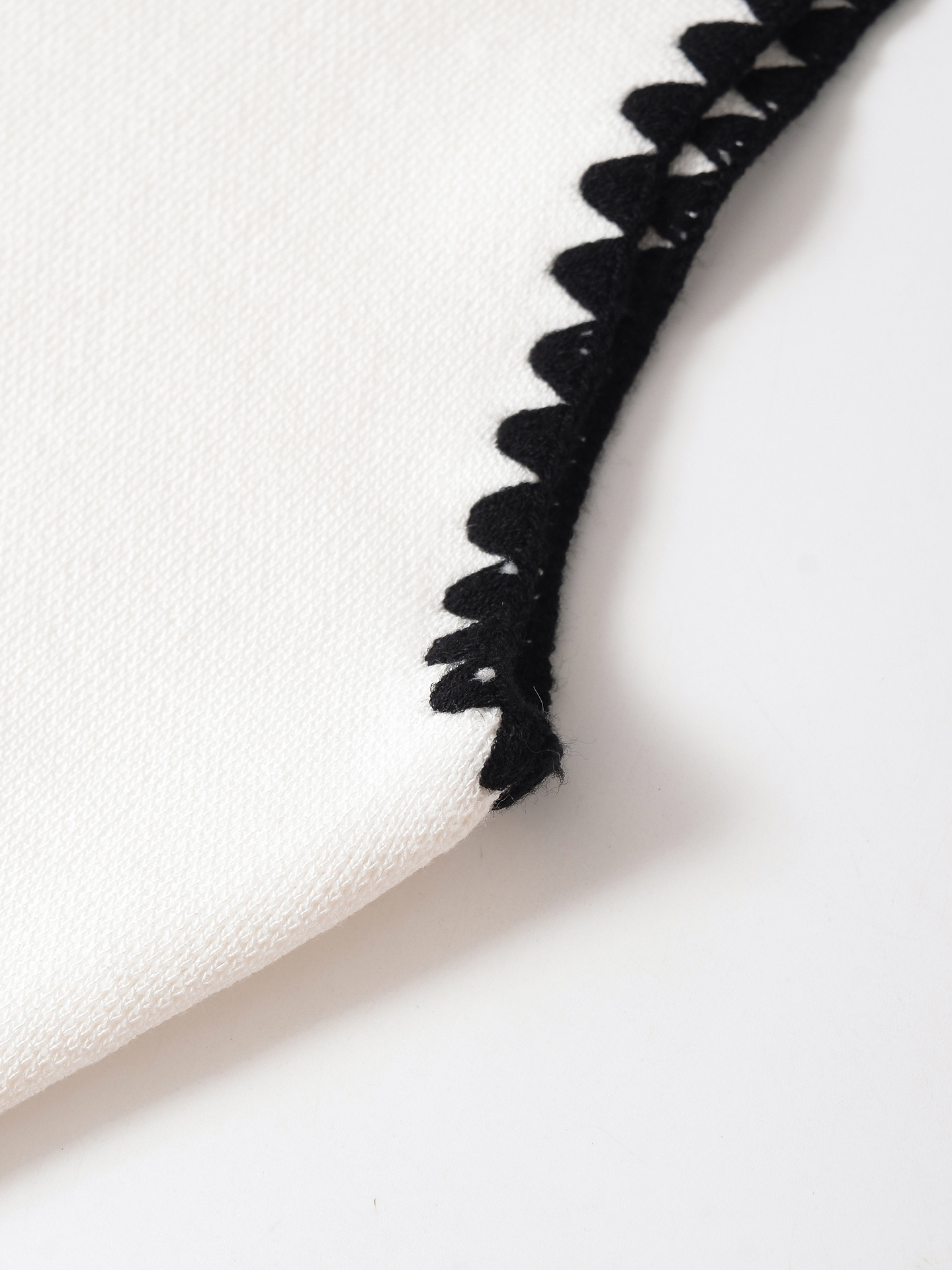 Fashion Round Neck Color Block Embroidery Knitted Vest
