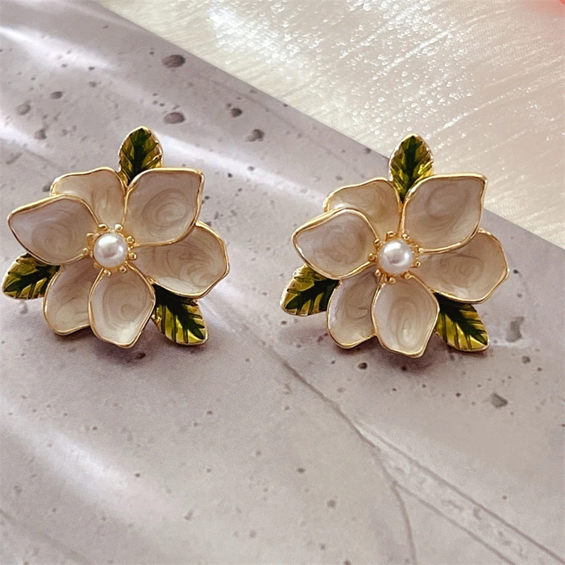 Vintage Imitation Pearl Delicate Painted Flower Alloy Stud Earrings Elegant Office Earring for Women Jewelry