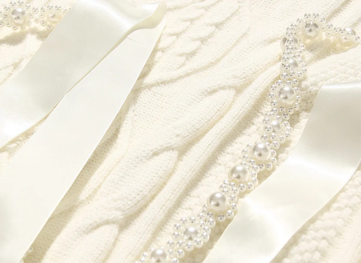 Cream O-Neck Sweater Hollow Bow Gem Link